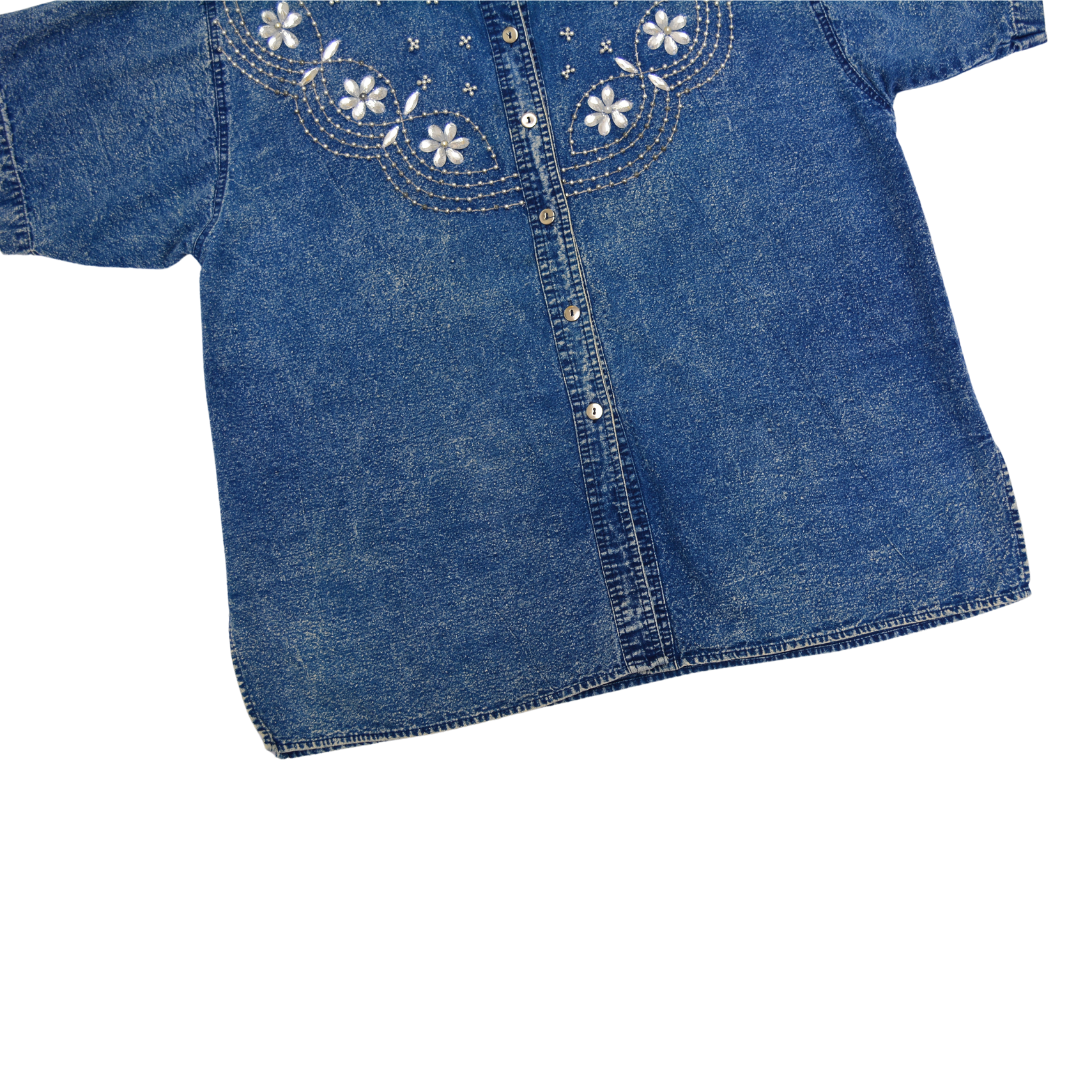 Camisa denim con pedrería y aplicaciones