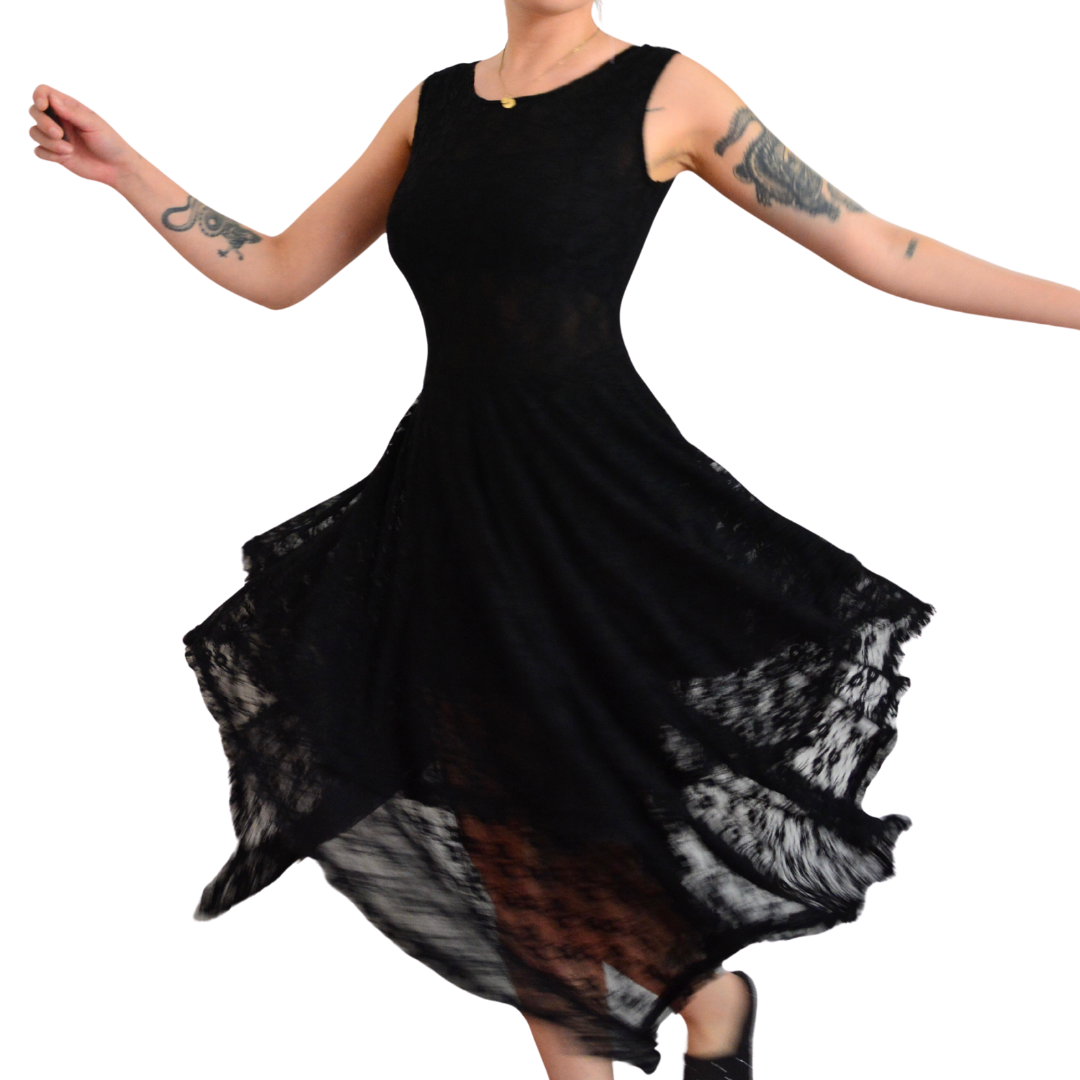 Vestido negro de encaje asimetrico