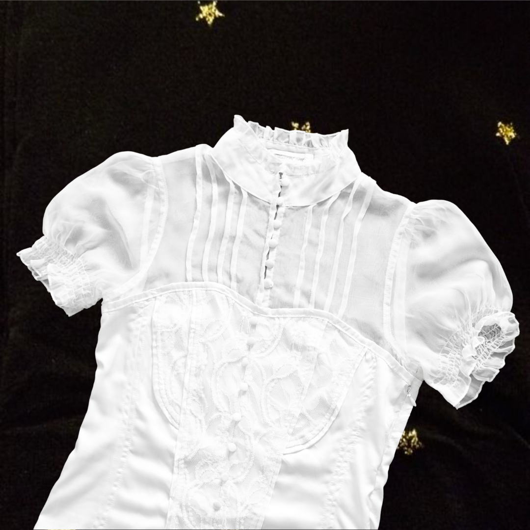 Blusa blanca victoriana cuello alto y encaje