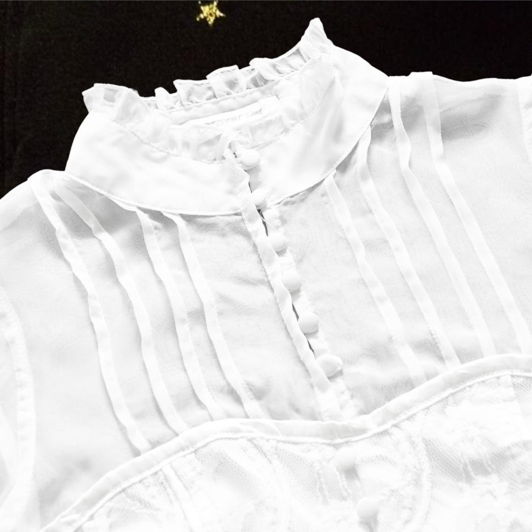 Blusa blanca victoriana cuello alto y encaje