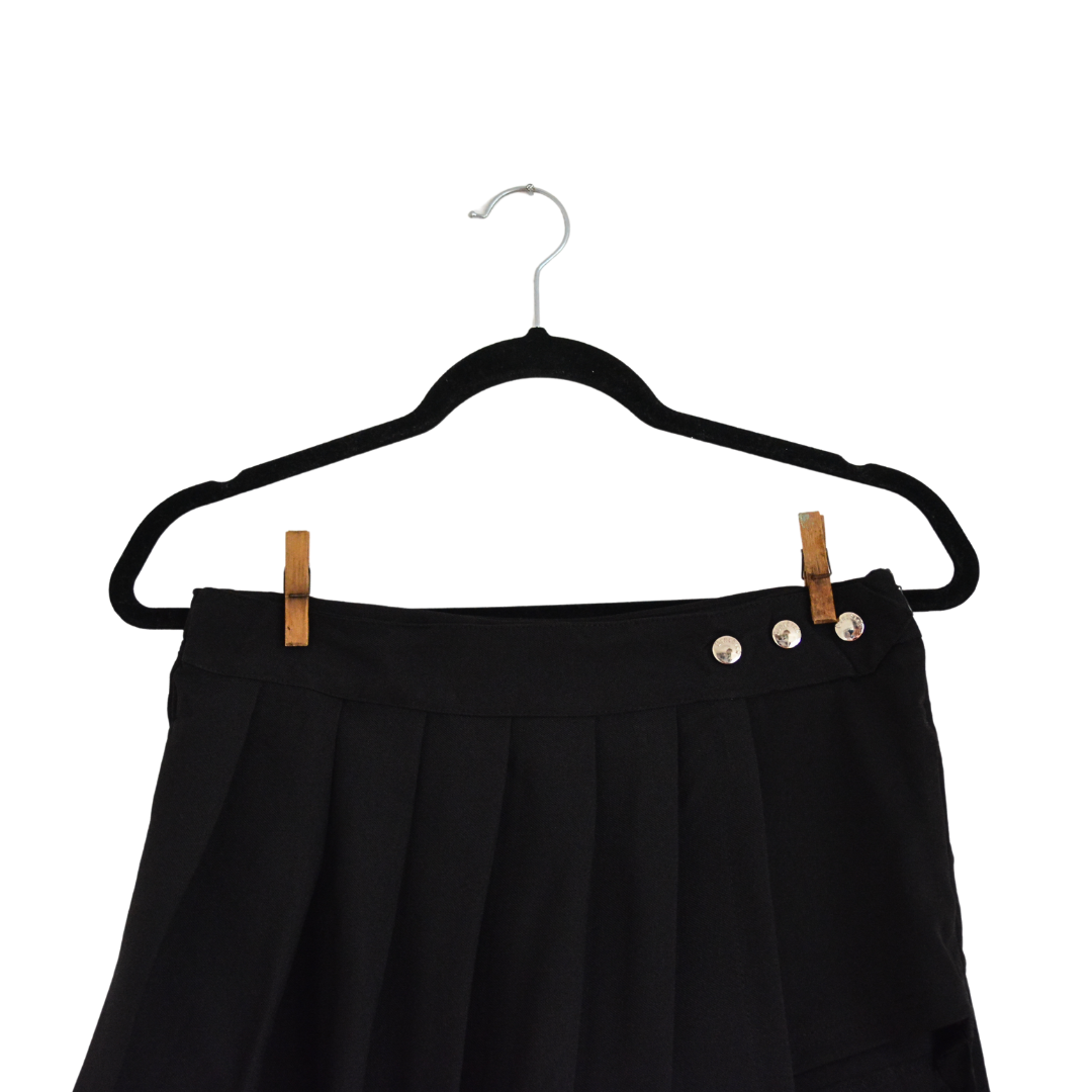 Falda negra tableada asimétrica
