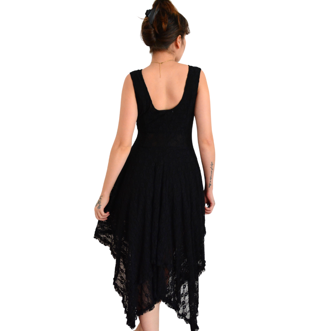 Vestido negro de encaje asimetrico