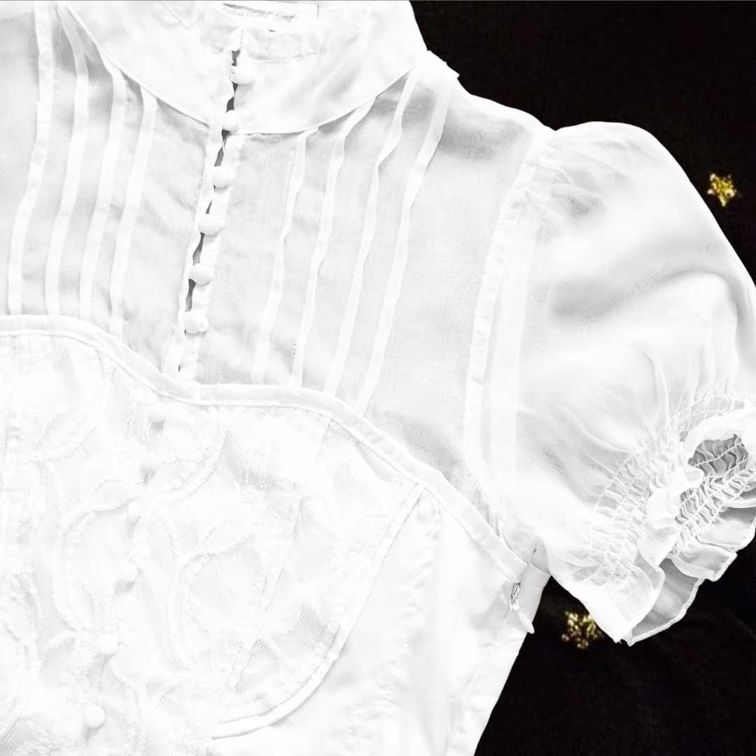 Blusa blanca victoriana cuello alto y encaje