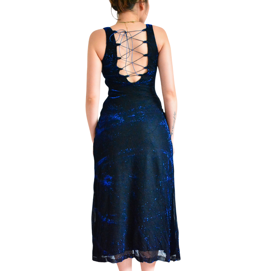 Vestido azul metálico con escote cruzado