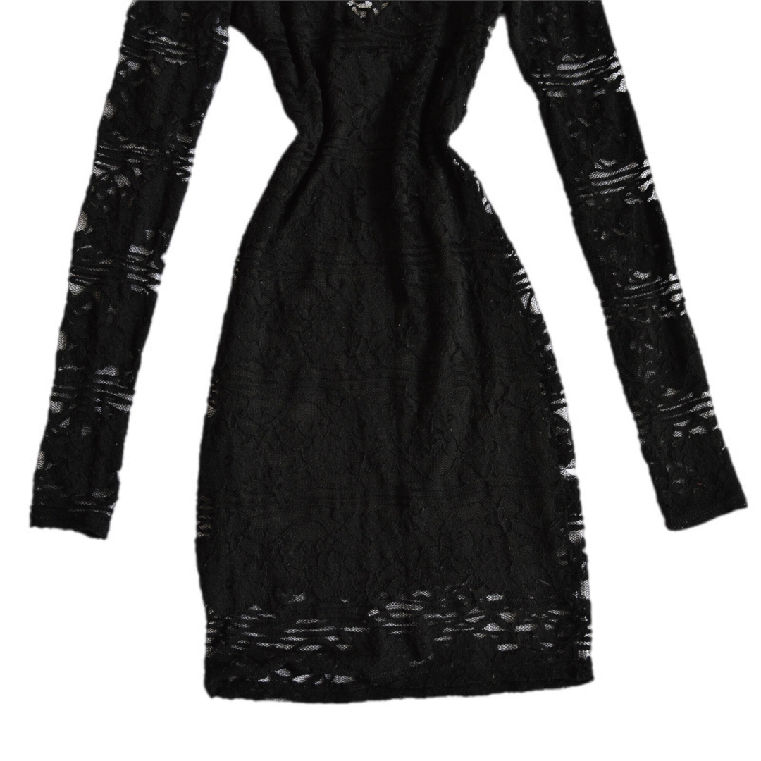 Vestido negro de encaje.