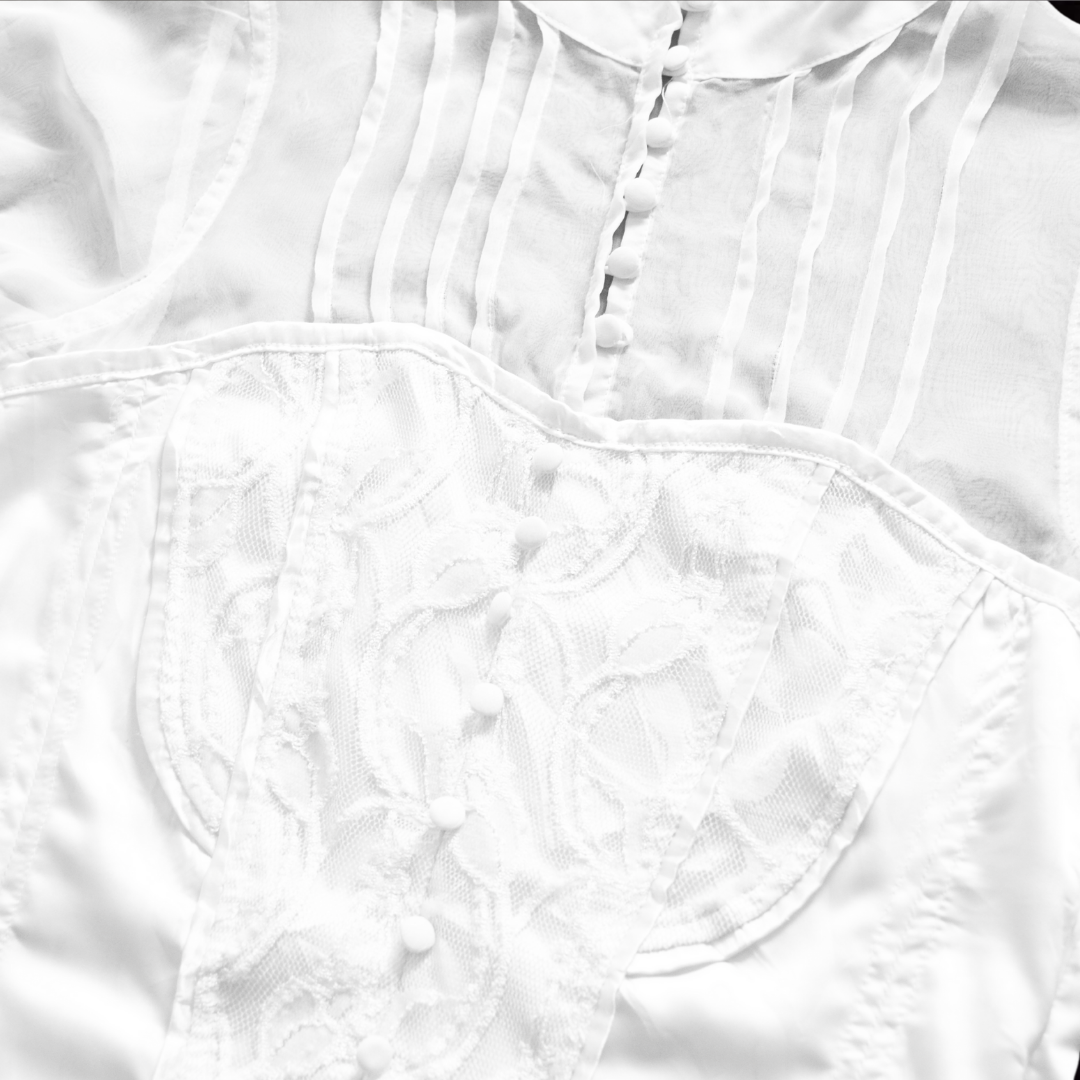 Blusa blanca victoriana cuello alto y encaje