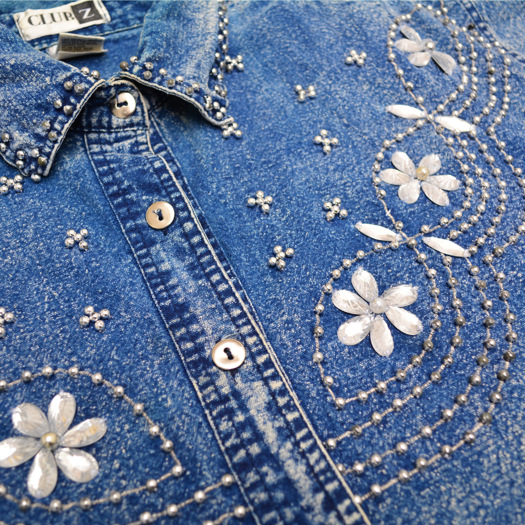 Camisa denim con pedrería y aplicaciones
