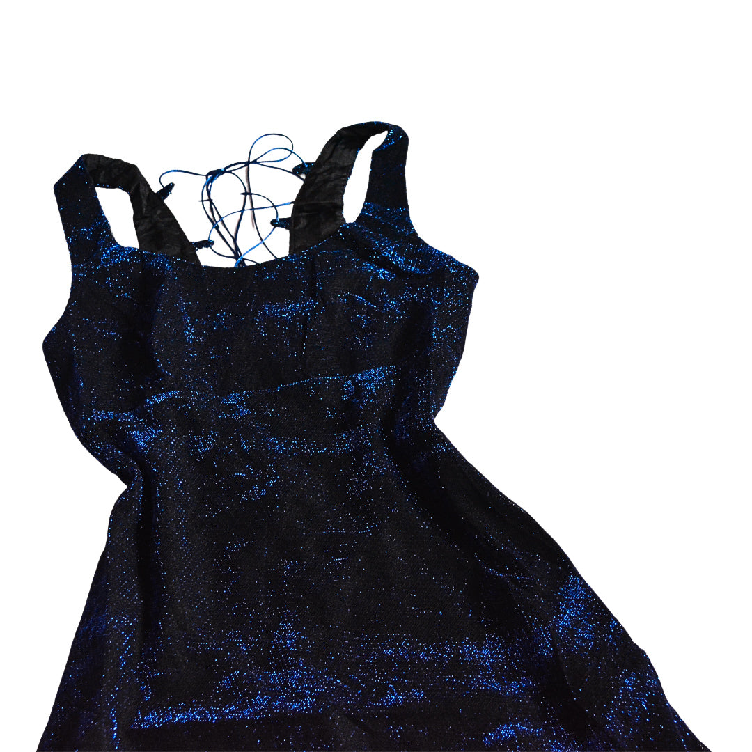 Vestido azul metálico con escote cruzado