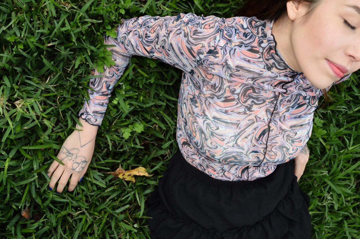 Blusa con print psicodélico
