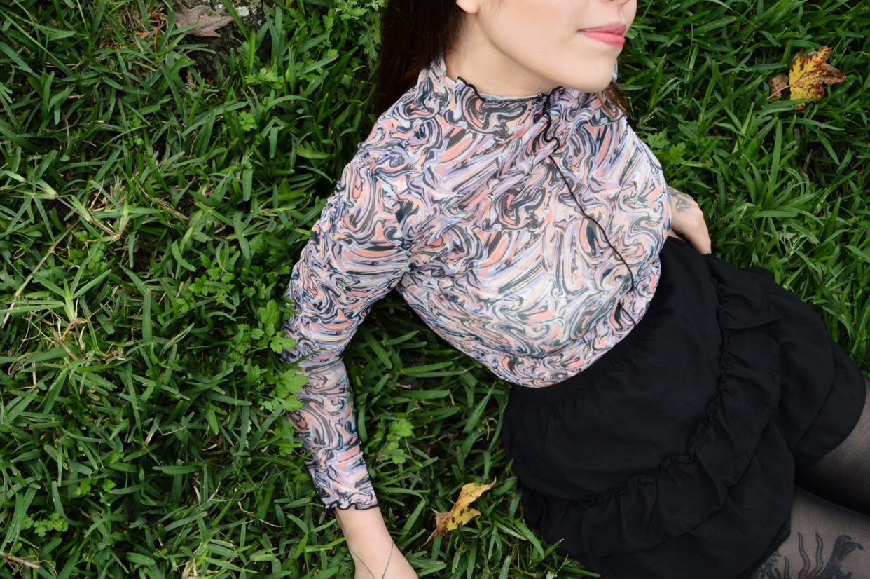 Blusa mesh con print abstracto