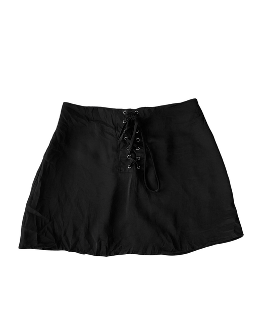 Falda negra cierre corset