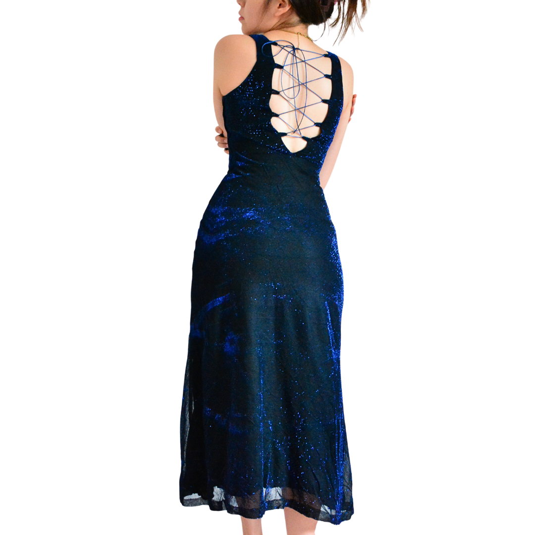 Vestido azul metálico con escote cruzado