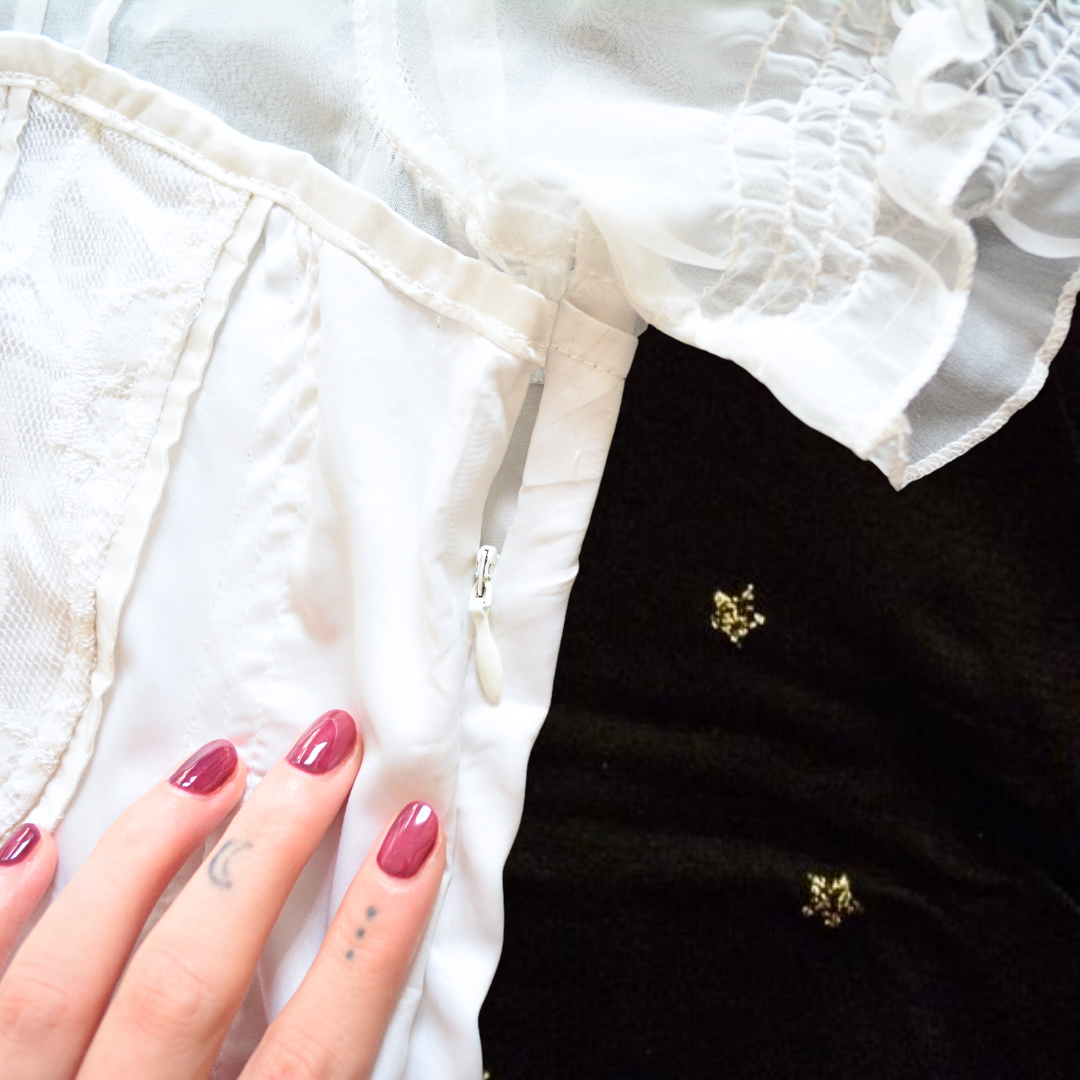 Blusa blanca victoriana cuello alto y encaje