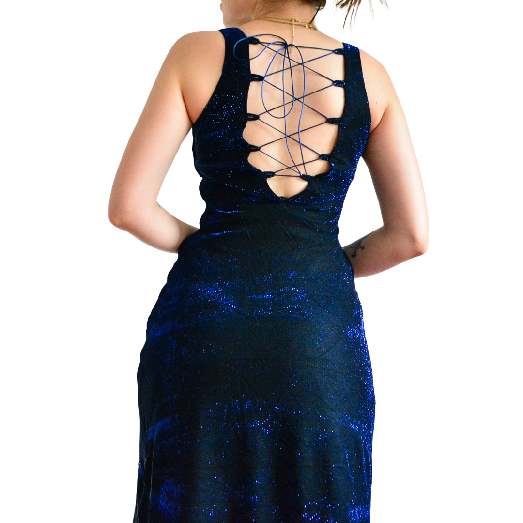 Vestido azul metálico con escote cruzado