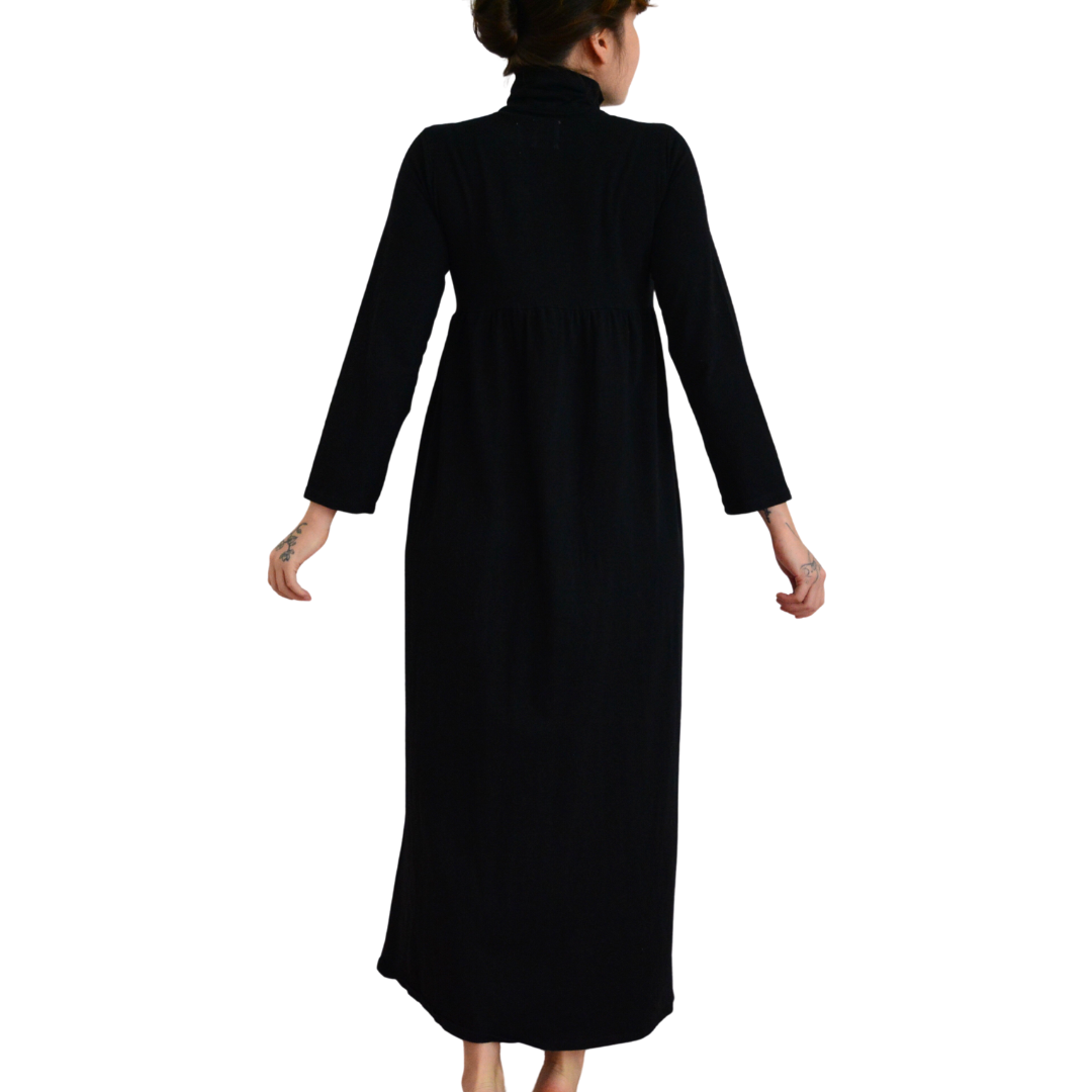 Vestido negro largo con cuello alto