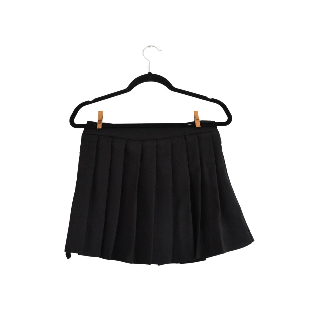 Falda negra tableada asimétrica