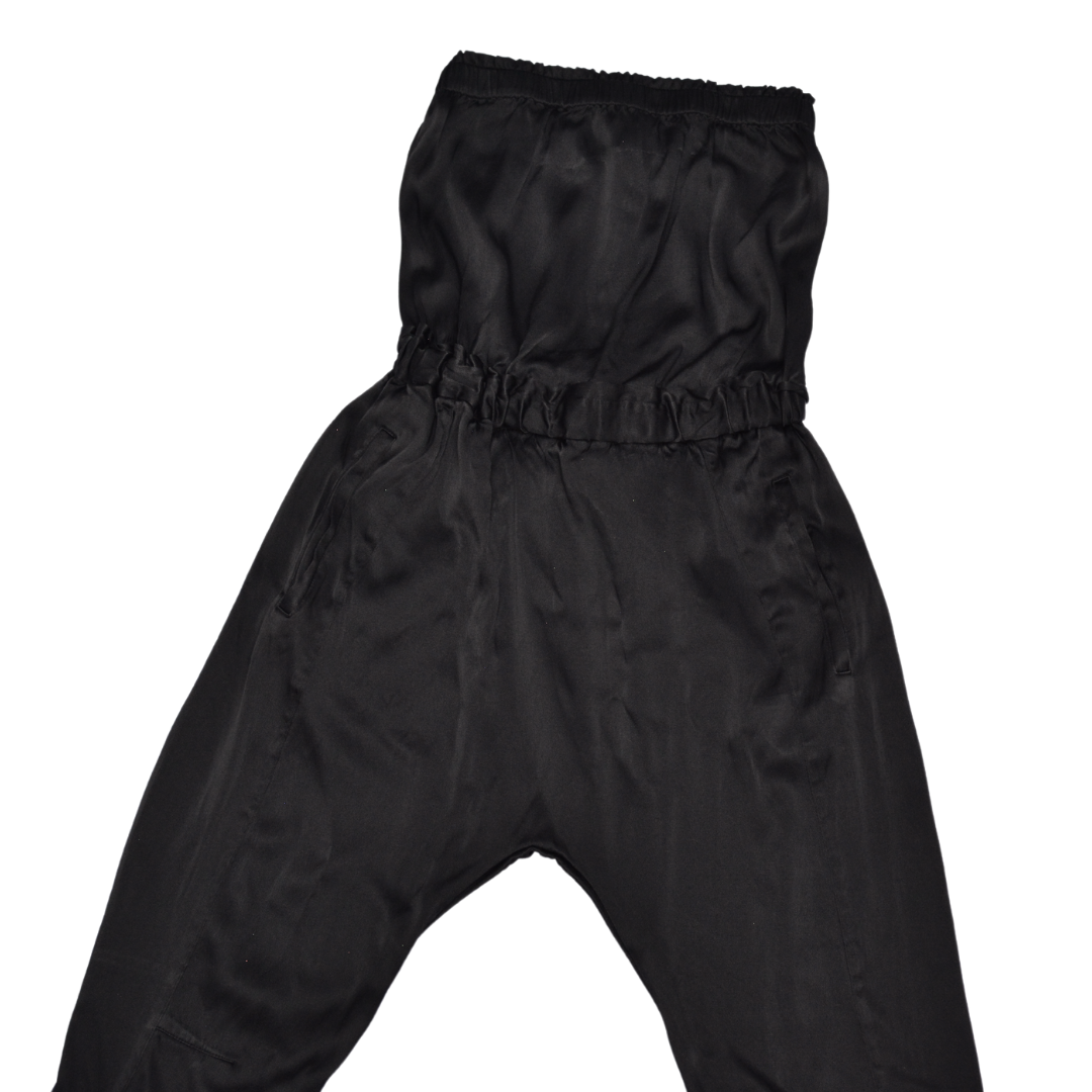 Enterizo negro satinado con bolsas