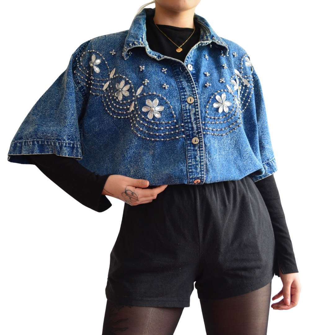Camisa denim con pedrería y aplicaciones