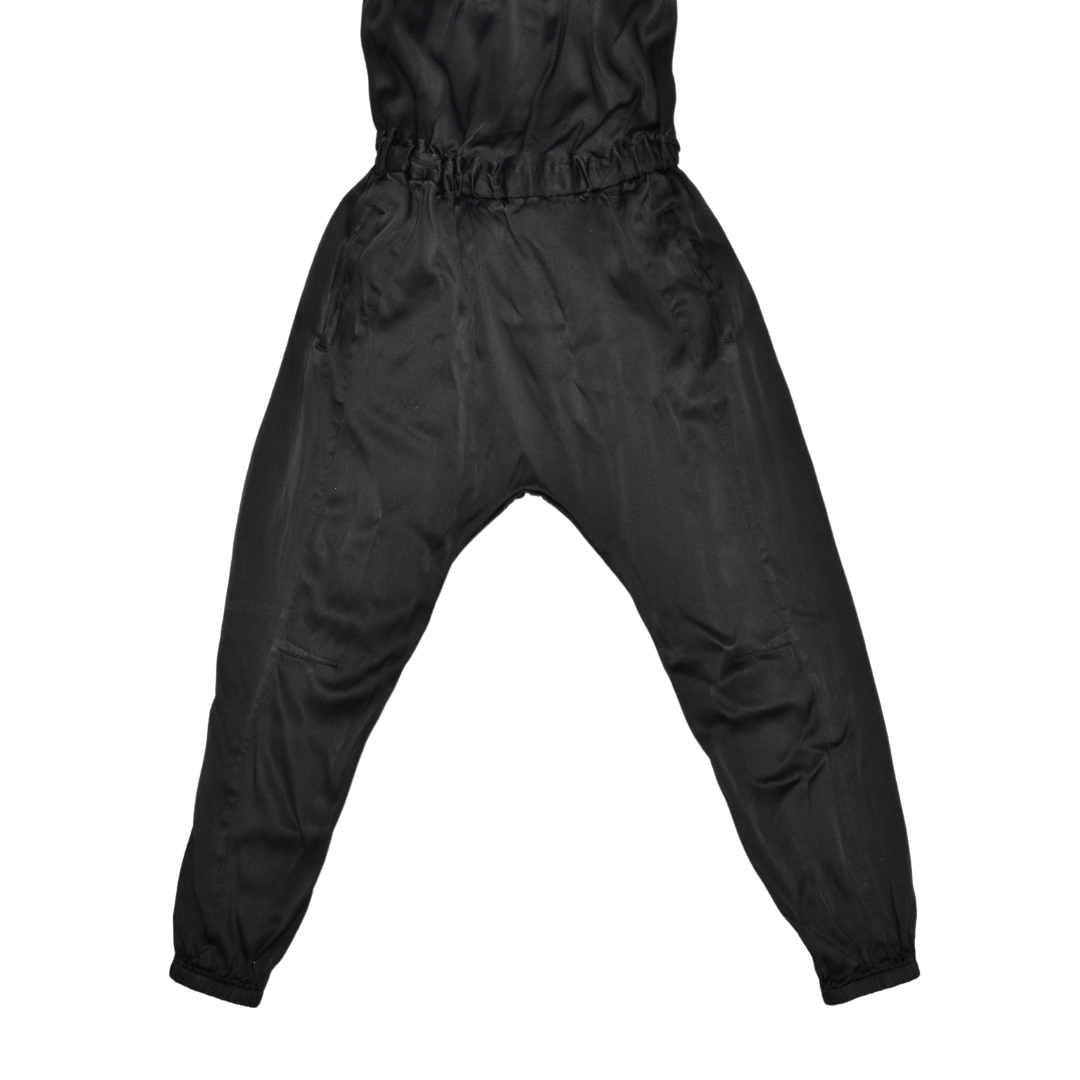 Enterizo negro satinado con bolsas