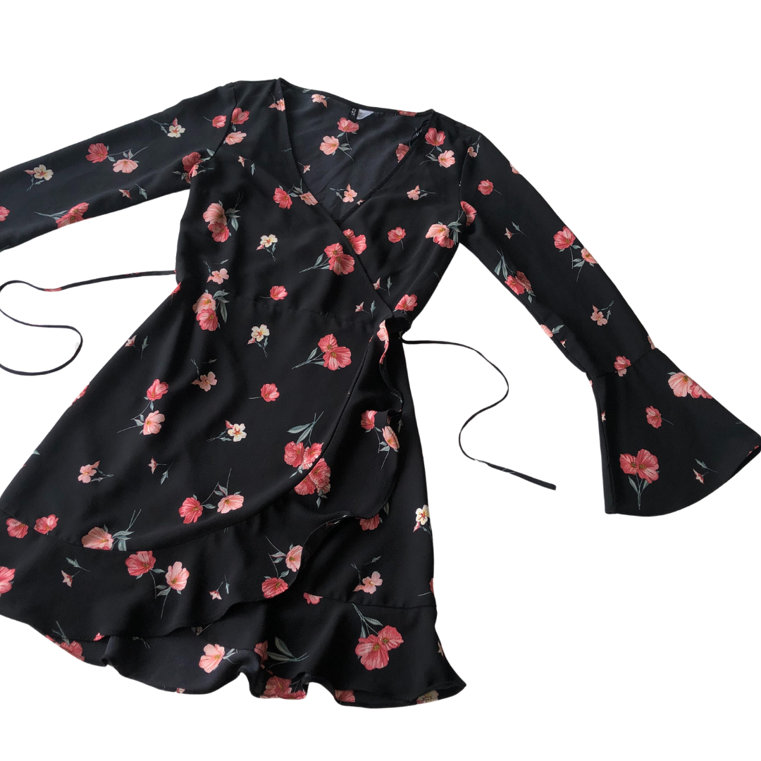 Vestido negro rosas envolvente