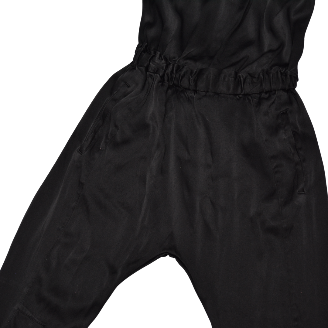 Enterizo negro satinado con bolsas