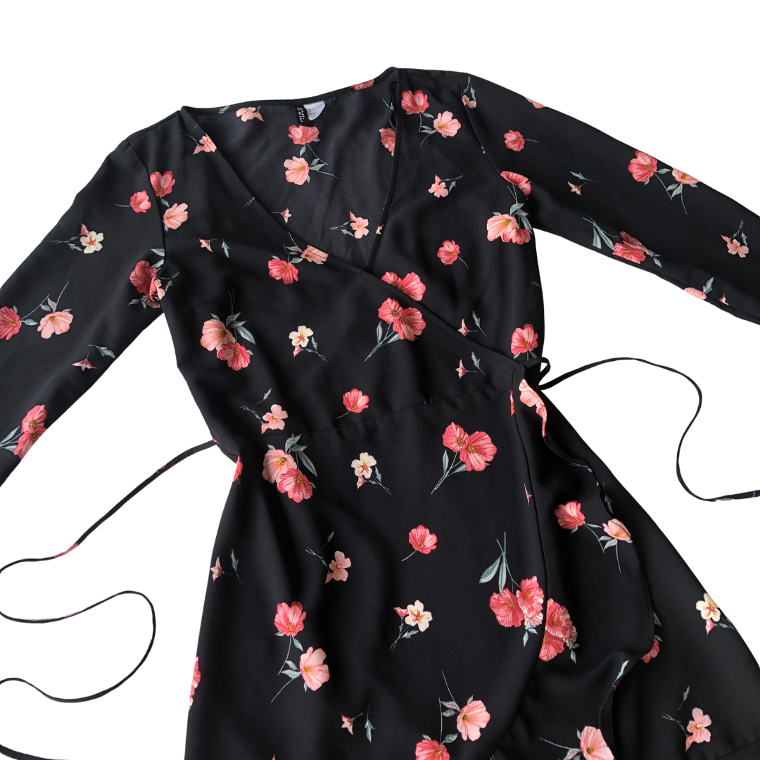 Vestido negro rosas envolvente