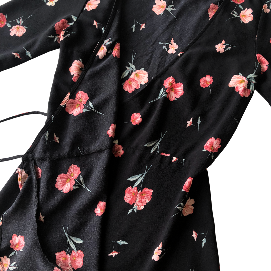 Vestido negro rosas envolvente