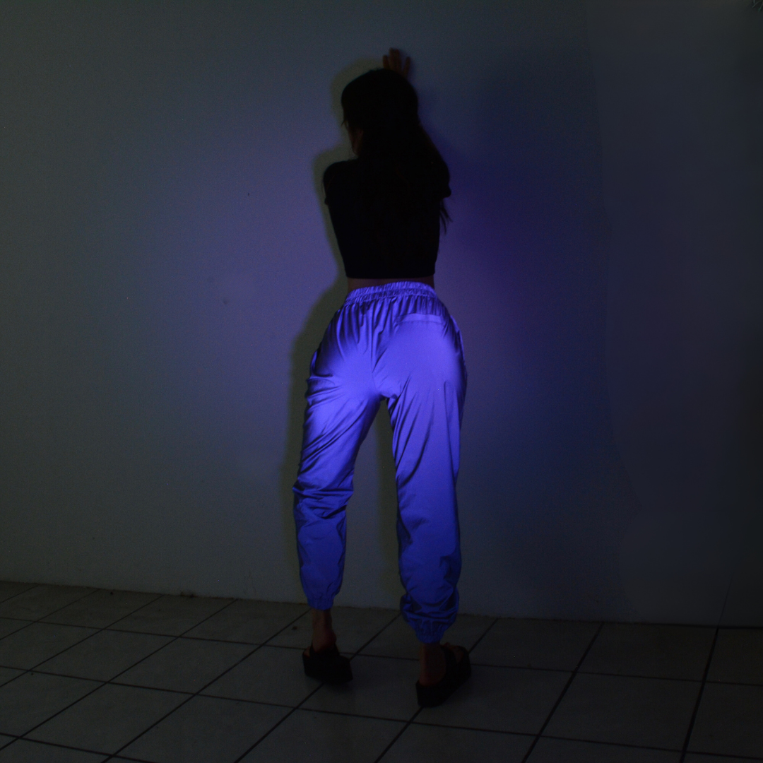 Jogger reflejante plateado
