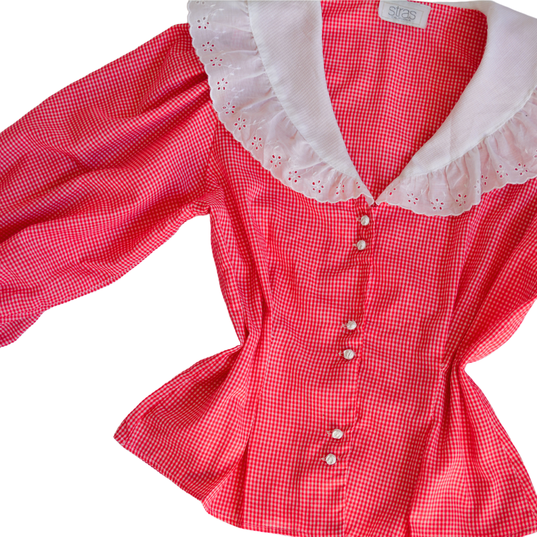 Blusa roja cuadriculada con cuello blanco