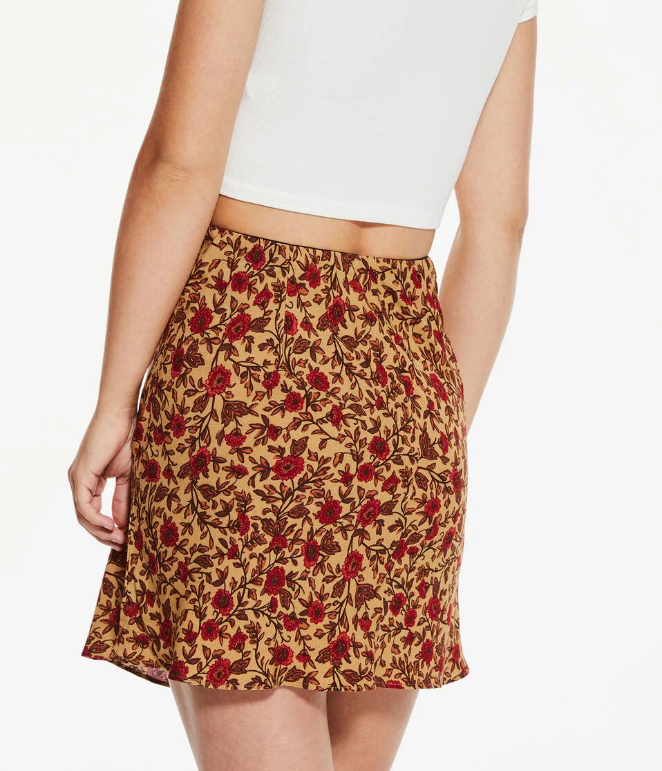 Falda con flores rojas