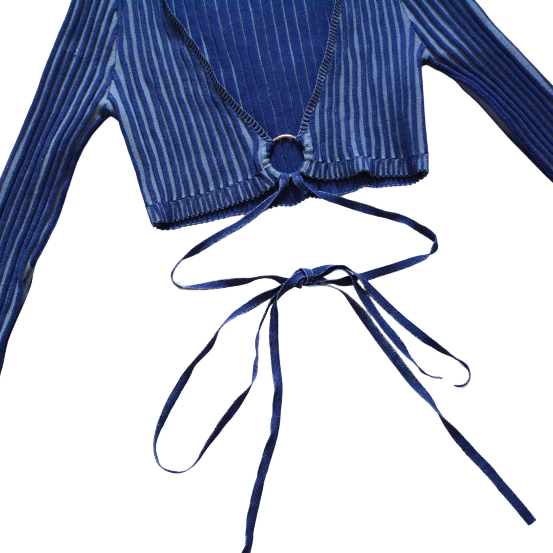Top azul de manga larga