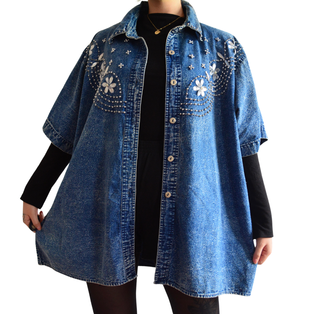 Camisa denim con pedrería y aplicaciones