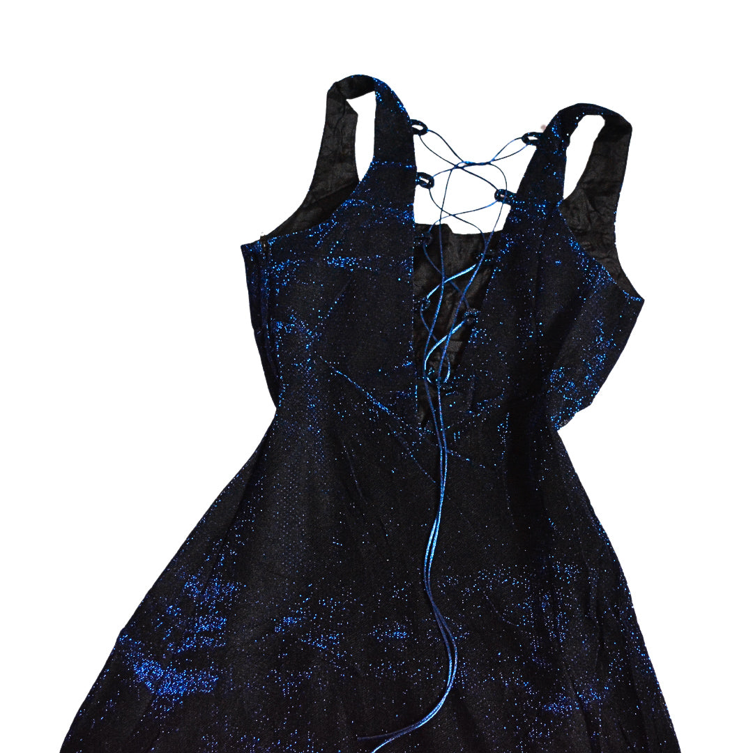 Vestido azul metálico con escote cruzado