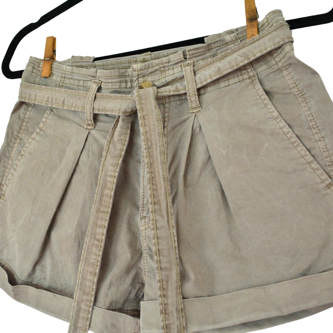 Short verde oliva con listón American Eagle