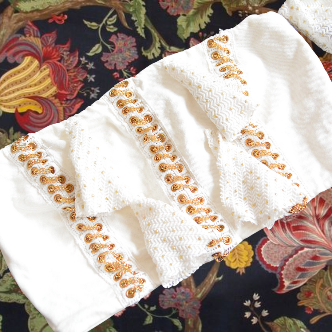 Top blanco con cadenas doradas y olanes
