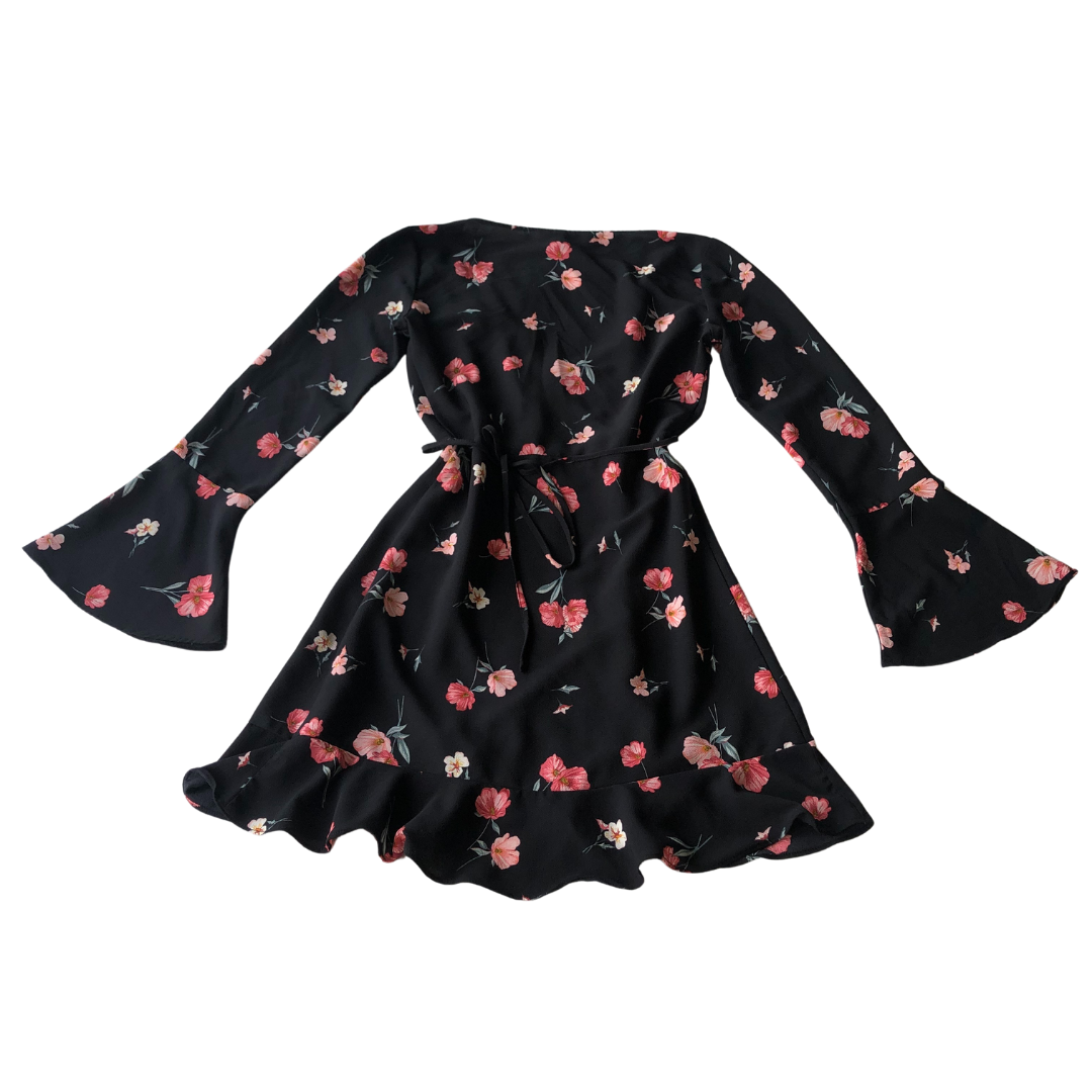 Vestido negro rosas envolvente