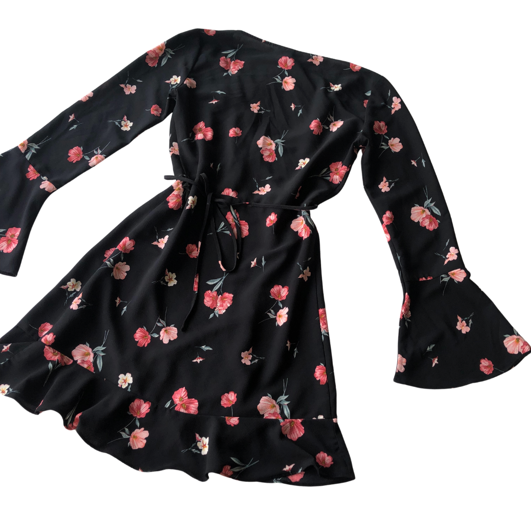 Vestido negro rosas envolvente