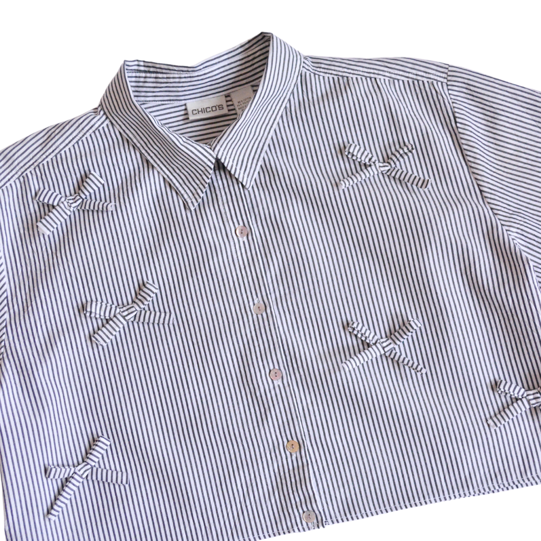 Blusa upcycling de moñitos y líneas