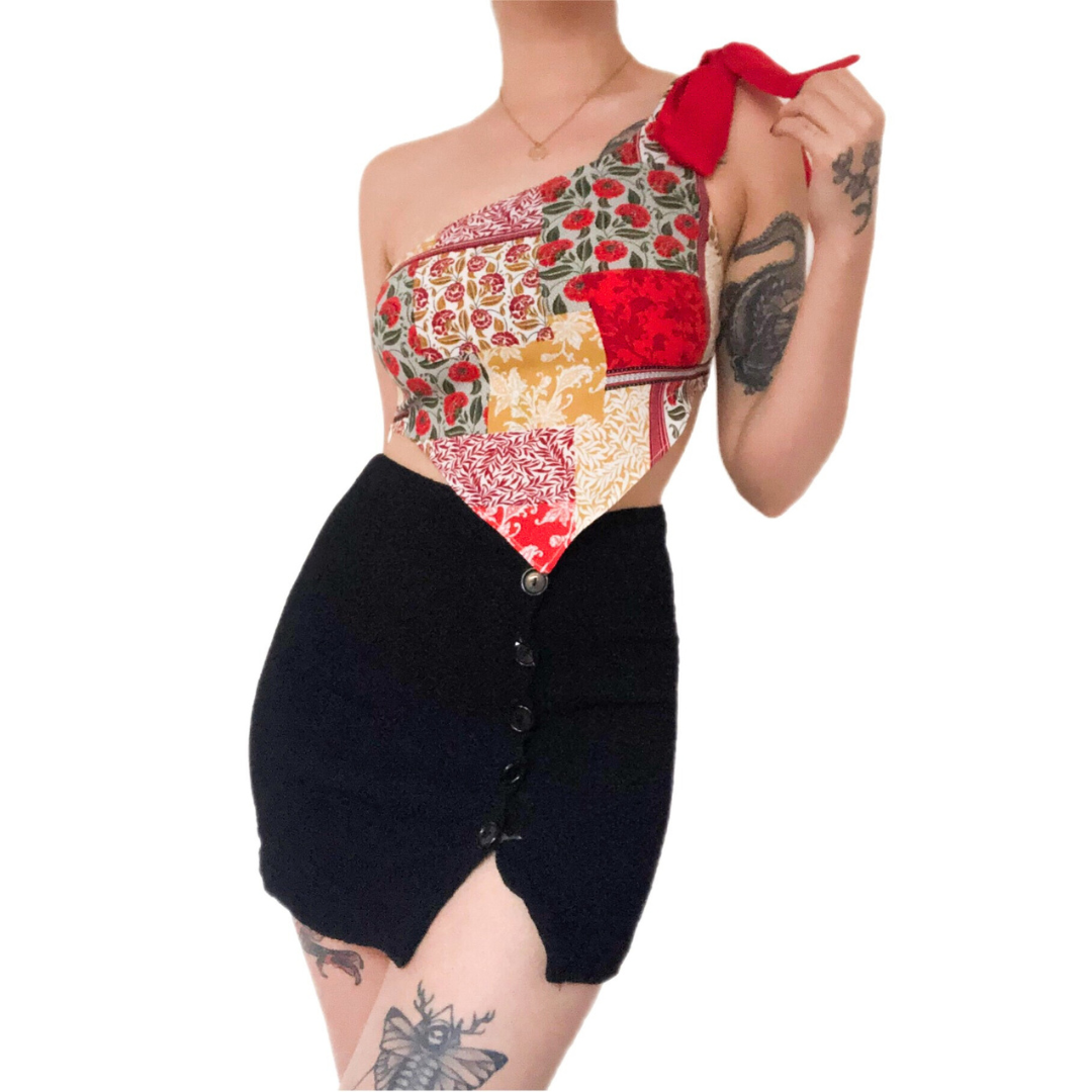Top asimétrico floral