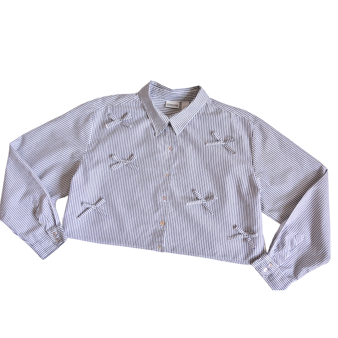 Blusa upcycling de moñitos y líneas