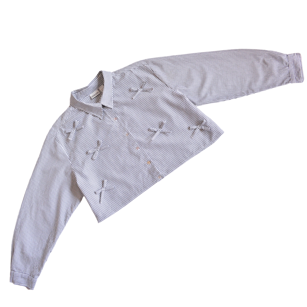 Blusa upcycling de moñitos y líneas