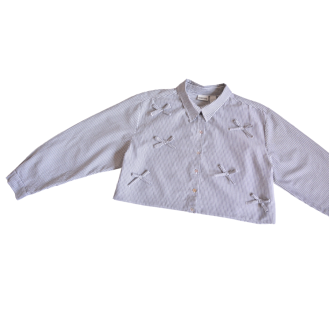 Blusa upcycling de moñitos y líneas