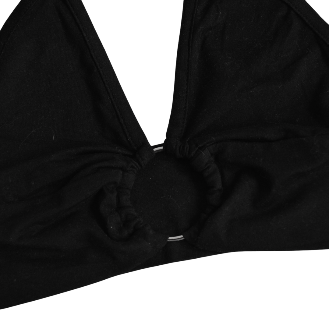 Top negro triangular con argolla