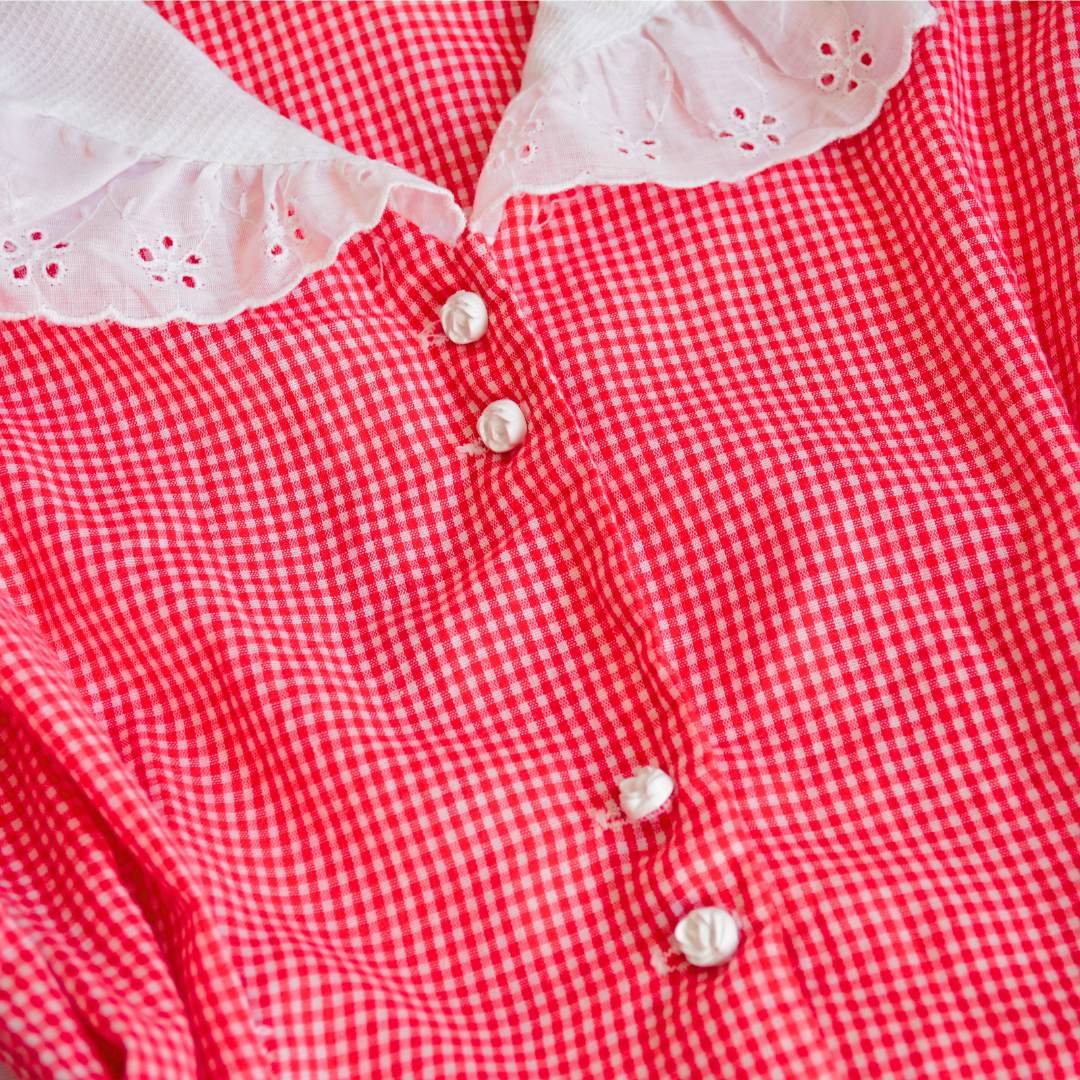 Blusa roja cuadriculada con cuello blanco