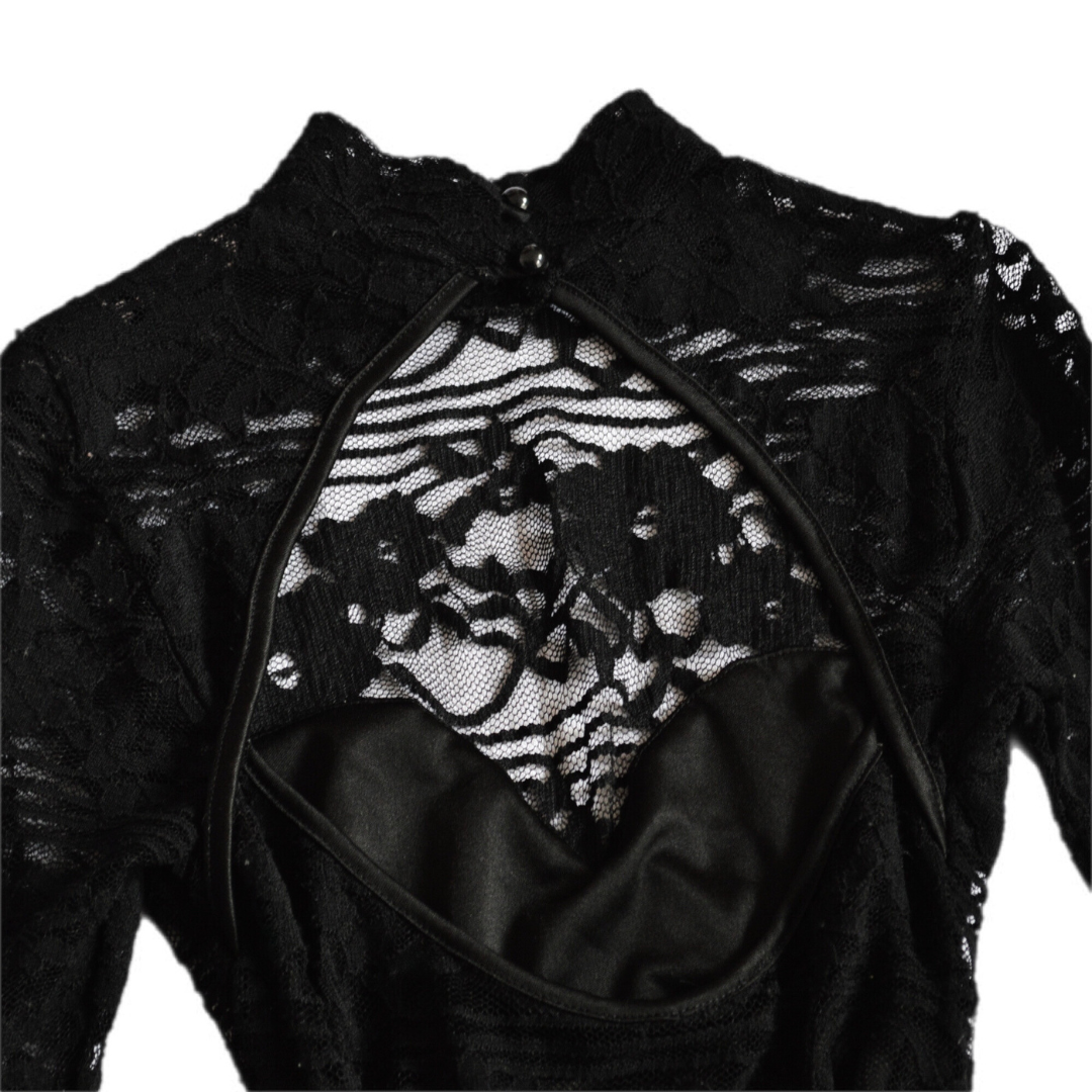 Vestido negro de encaje.