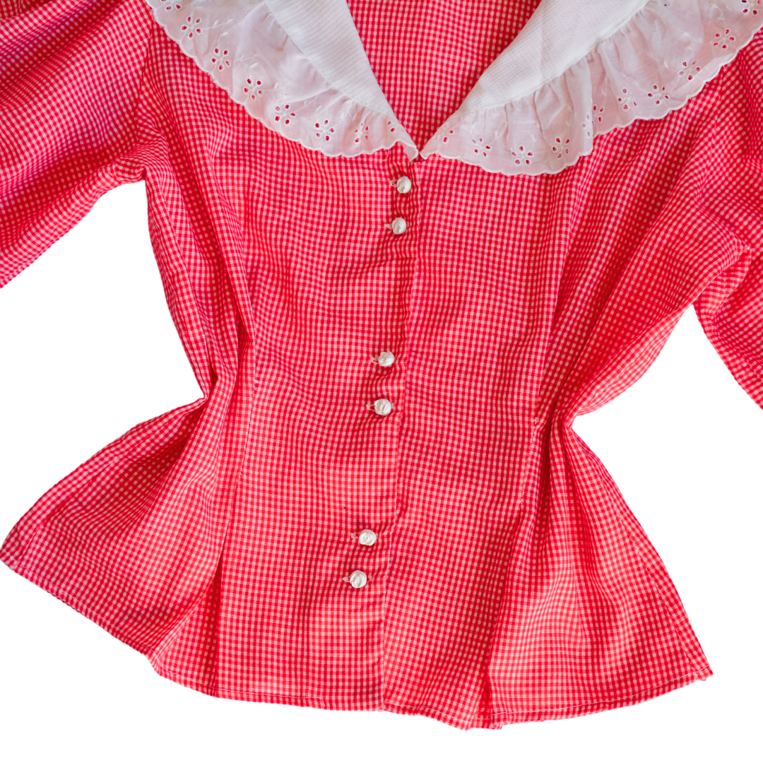 Blusa roja cuadriculada con cuello blanco