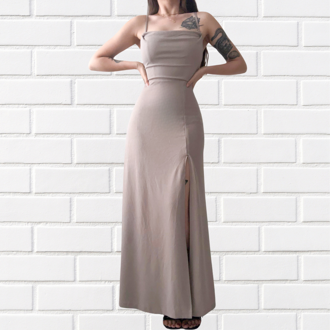 Vestido largo con abertura