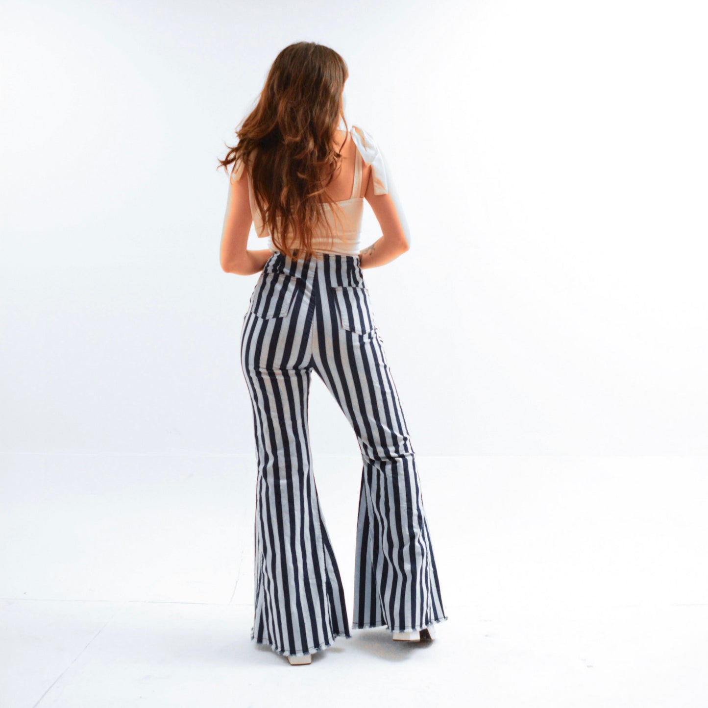 Pantalón groovy de líneas acampanado