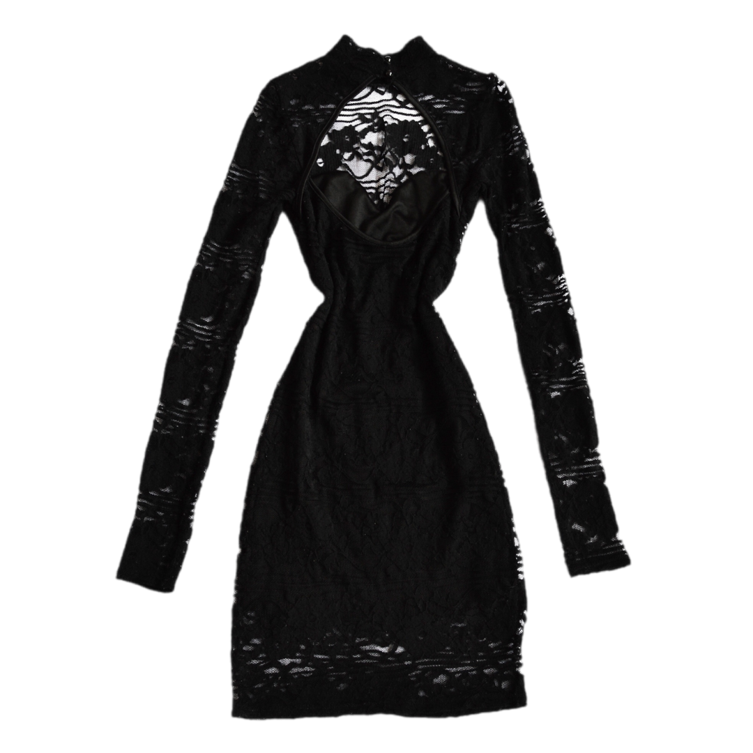 Vestido negro de encaje.