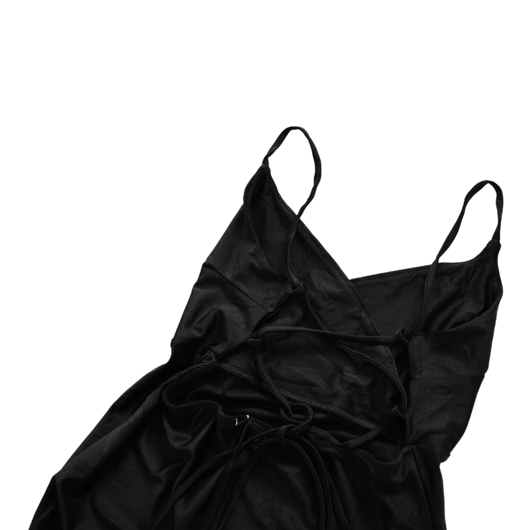 Vestido negro con escote cruzado